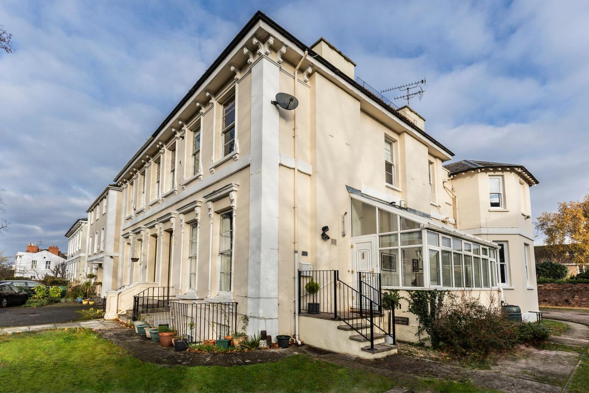 10 Sydenham - By Luxury Apartments Cheltenham Buitenkant foto
